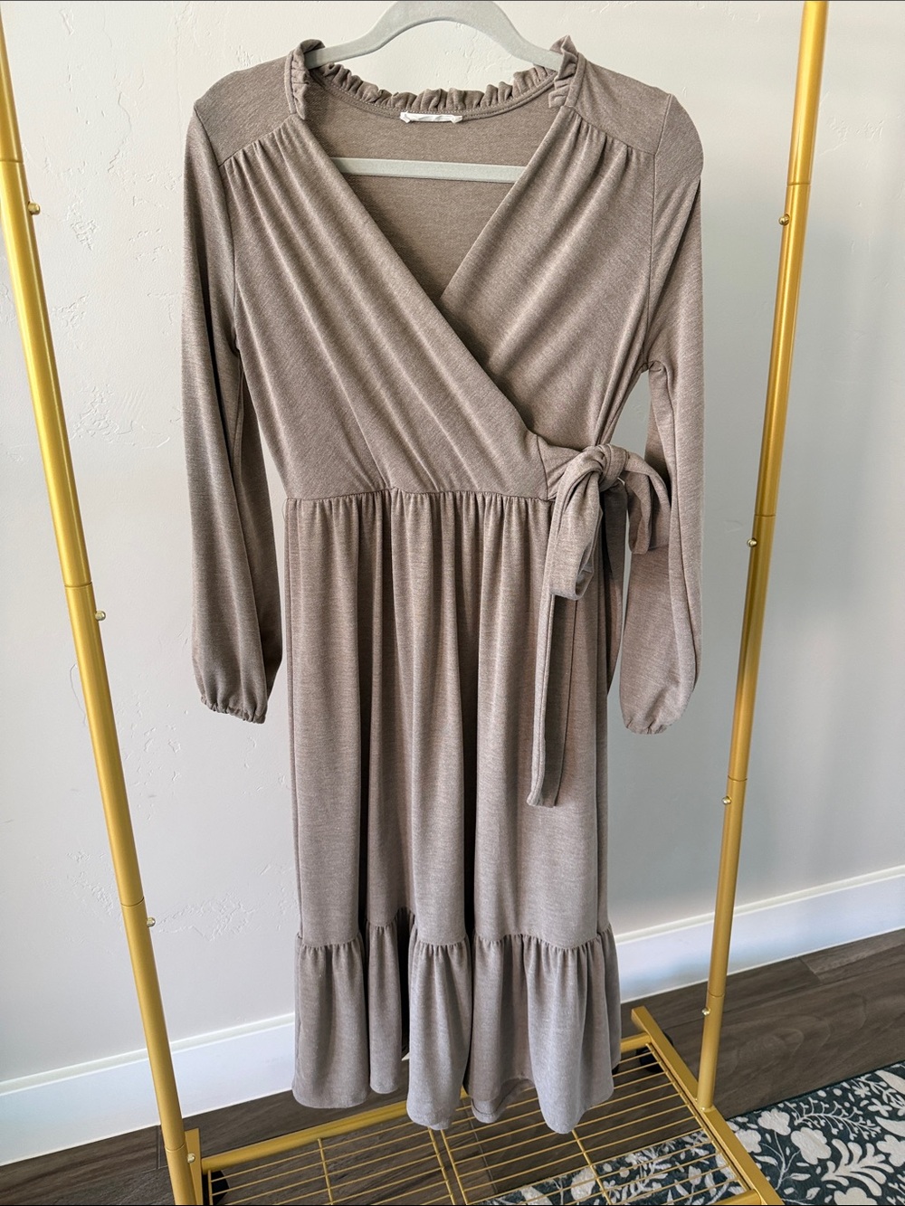 Reborn J Faux Wrap-Front Long Sleeve Midi Dress in Taupe Brown. Wmn’s Sz Medium